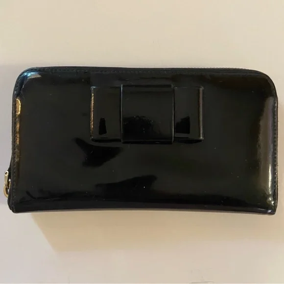Miu Miu Black Patent Leather Zippy Wallet w pink leather lining + bow detail. - Picture 2 of 6